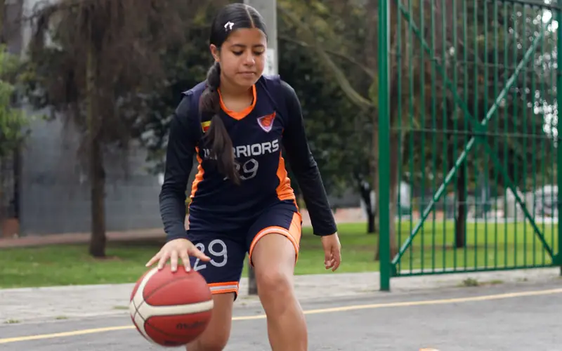 Jugadora de Warriors practicando dribling