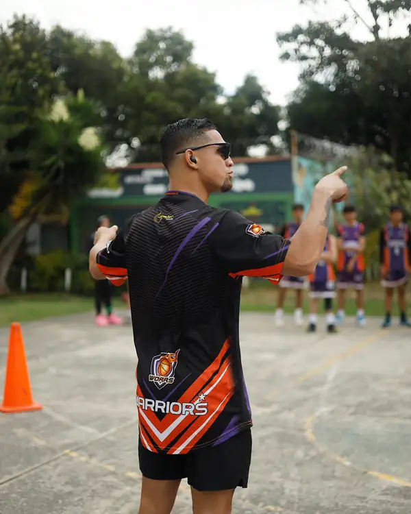 Entrenador de Warriors dando instrucciones al grupo