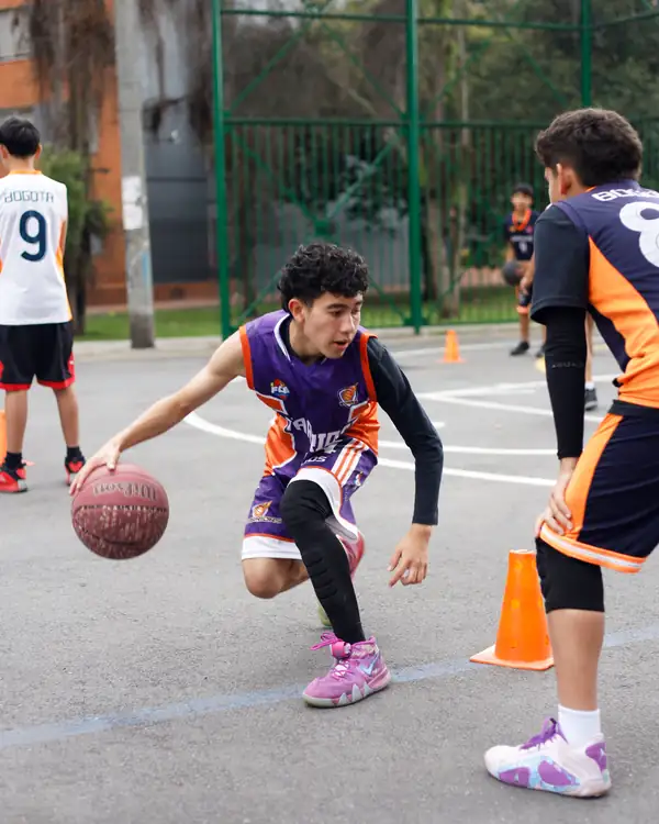 Jugador haciendo un ejercicio de dribling entre conos