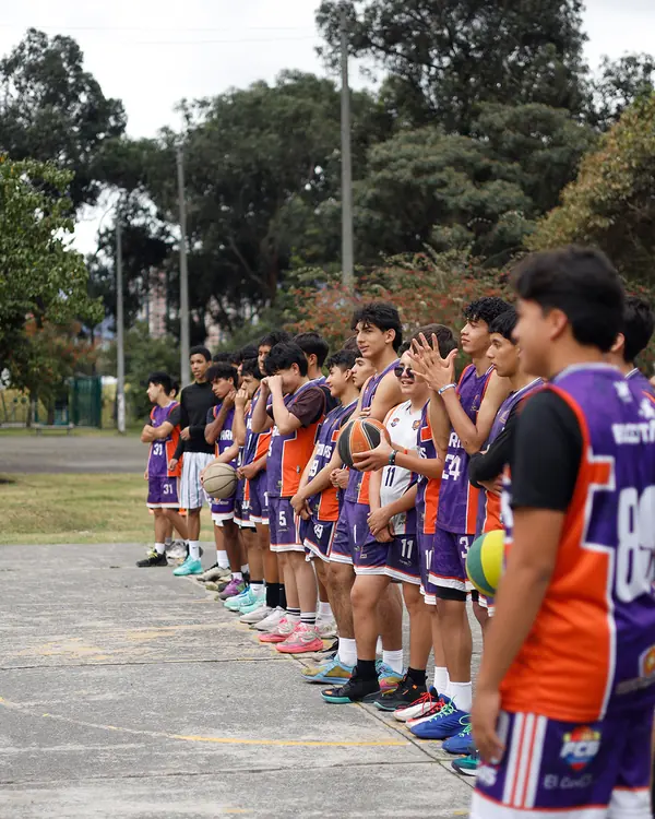 Deportistas de Warriors en fila, atentos al entrenador