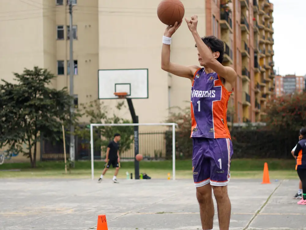 Deportistas de Warriors entrenando en la sede Marsella